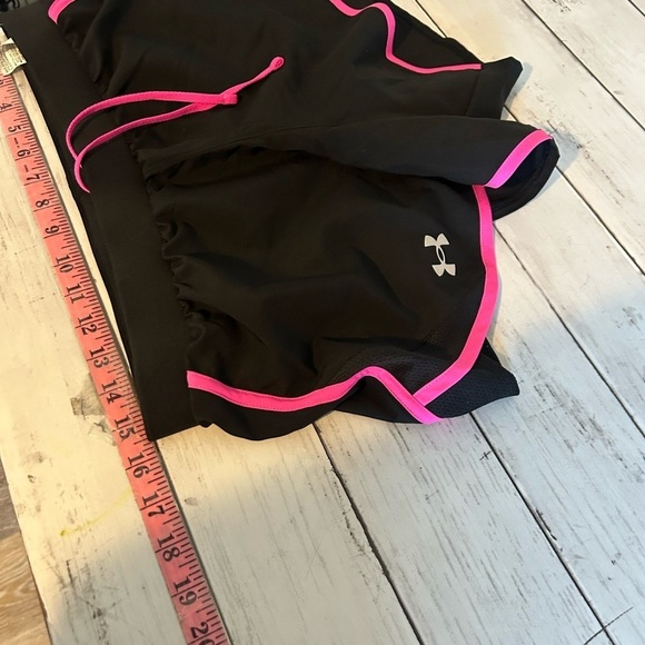 NWT ladies medium under Armour Fly By 2.0 Short pink and black - Picture 5 of 8